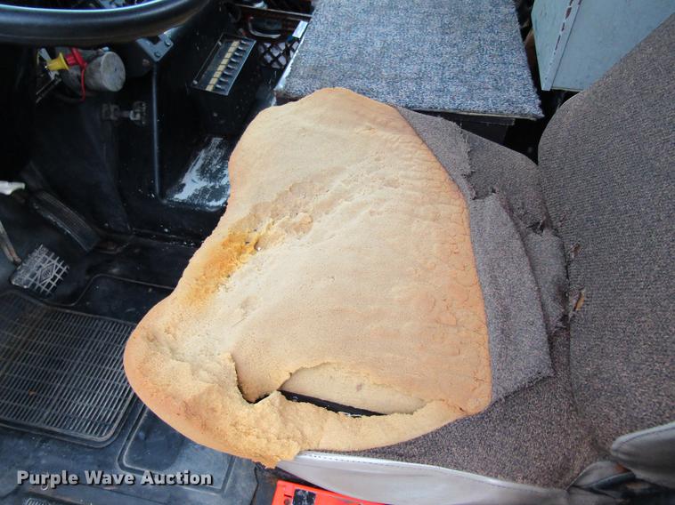 image for item DC4339 1994 International 4900 bucket truck