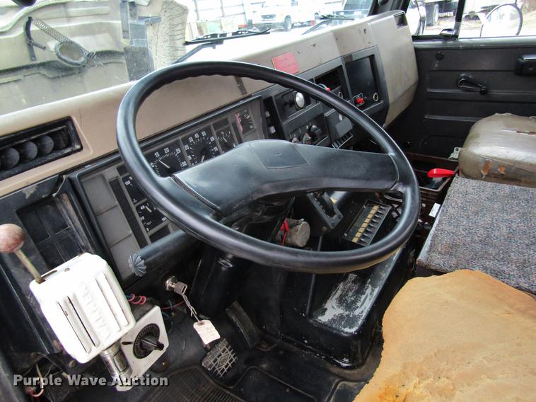 image for item DC4339 1994 International 4900 bucket truck