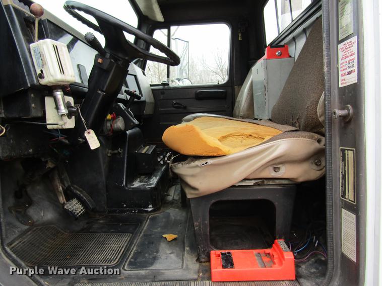 image for item DC4339 1994 International 4900 bucket truck