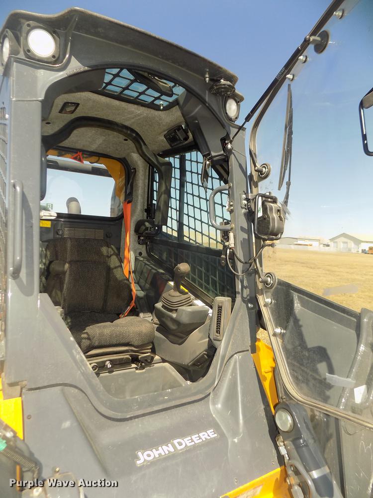 image for item DD2810 2017 John Deere 333G skid steer
