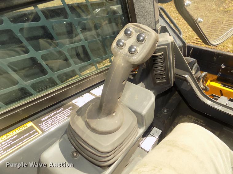 image for item DD2810 2017 John Deere 333G skid steer