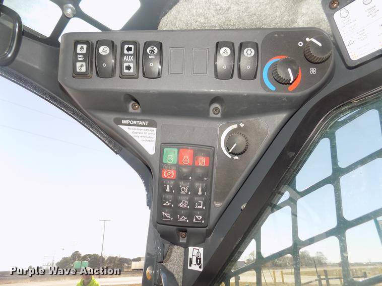 image for item DD2810 2017 John Deere 333G skid steer