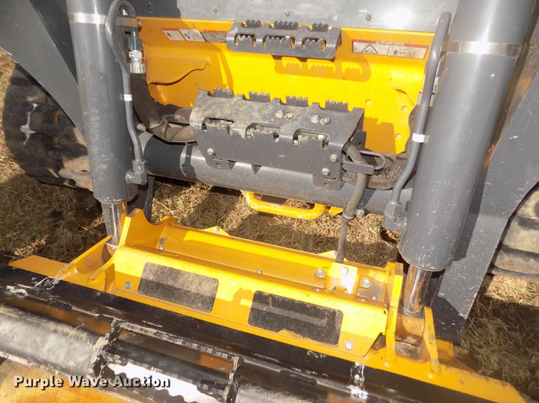 image for item DD2810 2017 John Deere 333G skid steer