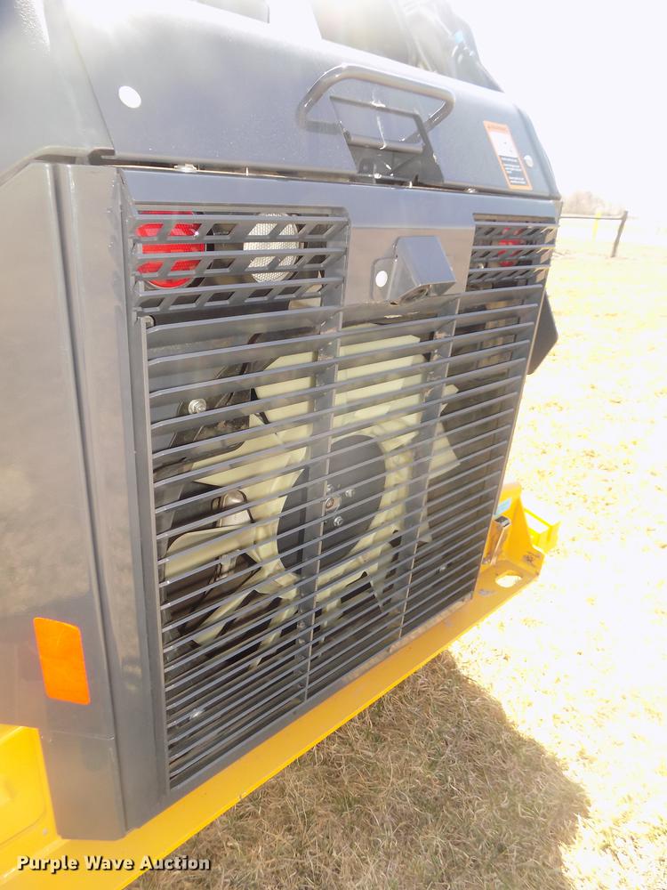 image for item DD2810 2017 John Deere 333G skid steer