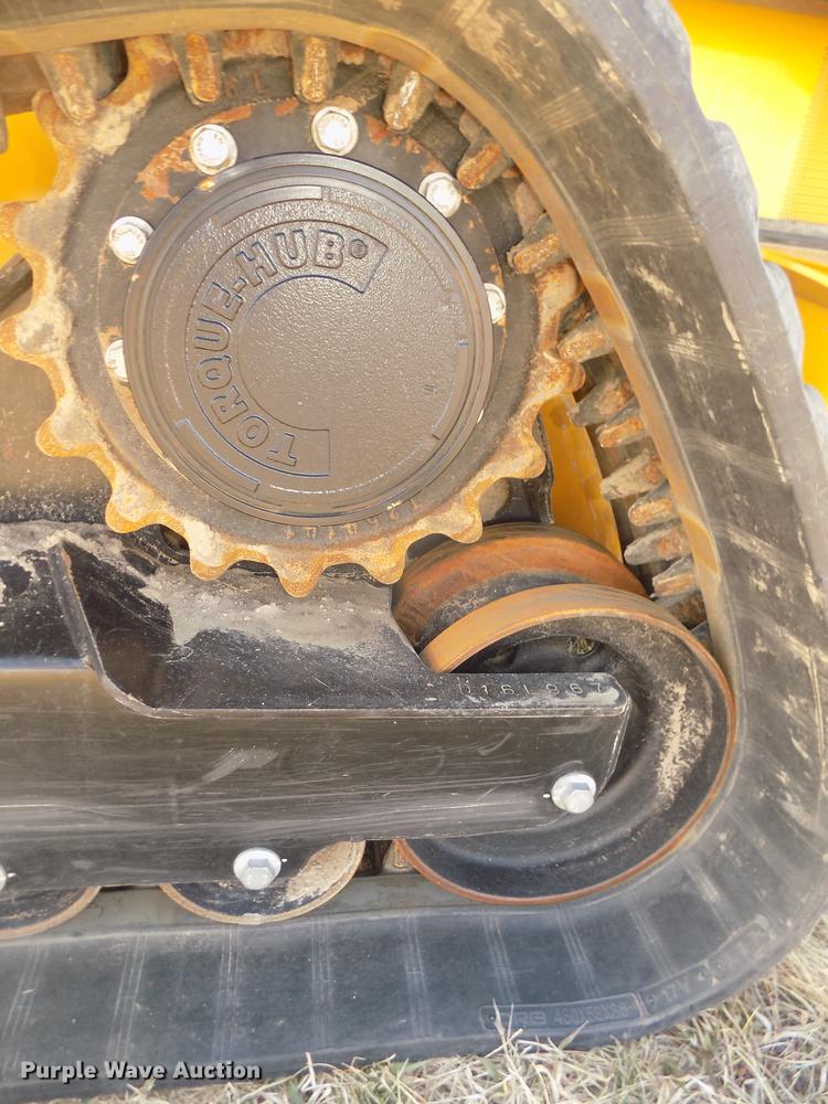 image for item DD2810 2017 John Deere 333G skid steer