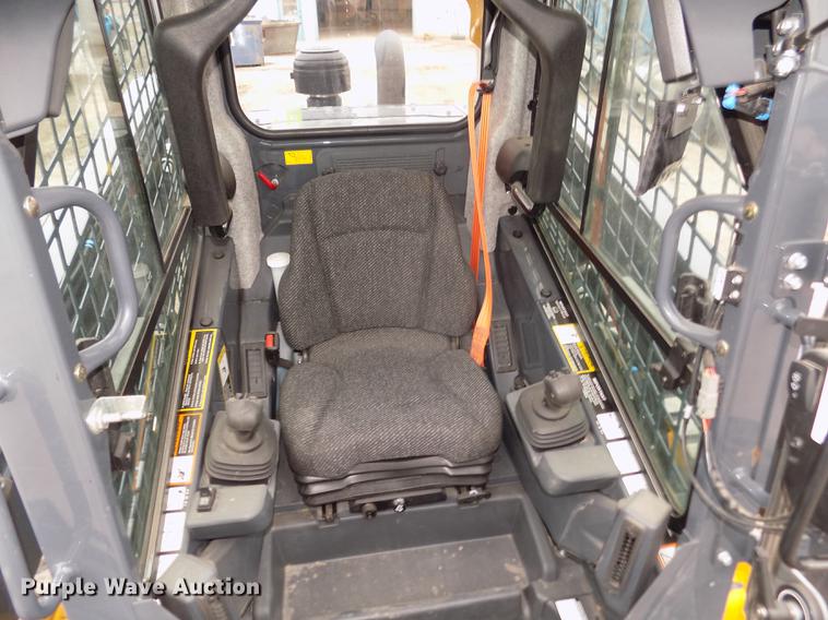 image for item DD2818 2017 John Deere 333G skid steer