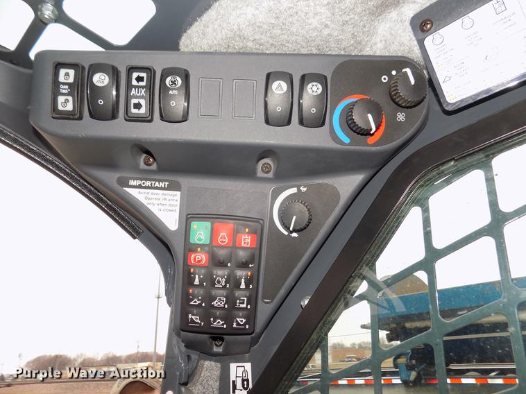 image for item DD2818 2017 John Deere 333G skid steer