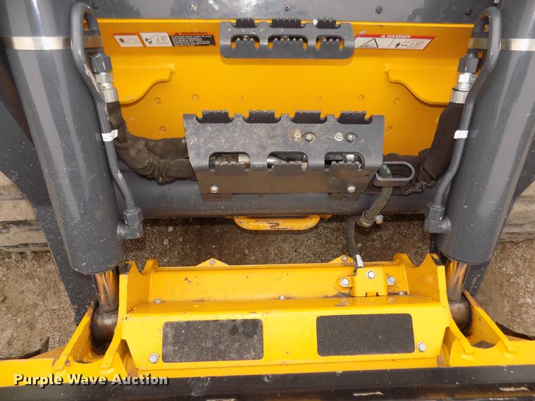 image for item DD2818 2017 John Deere 333G skid steer