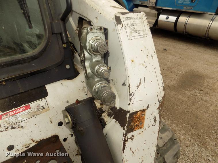 image for item DD2820 2009 Bobcat T320 skid steer