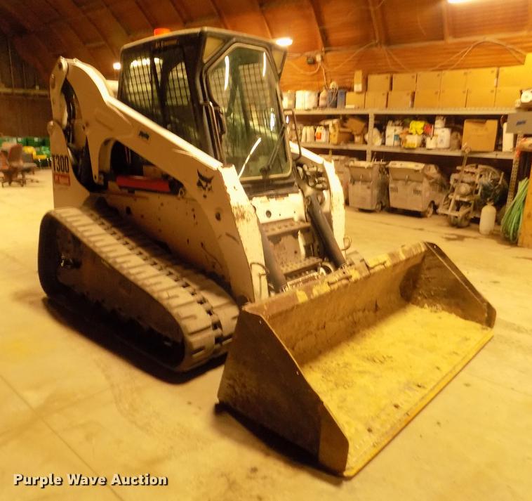 image for item DD2823 2006 Bobcat T300 skid steer