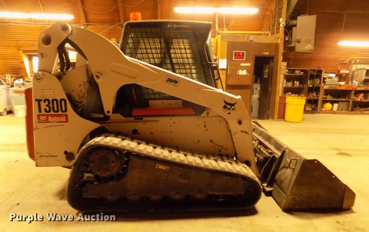 image for item DD2823 2006 Bobcat T300 skid steer