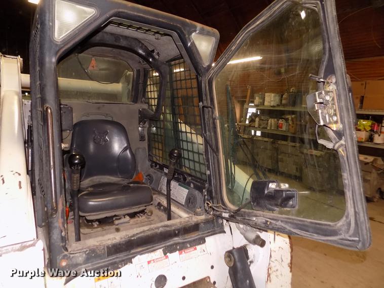 image for item DD2823 2006 Bobcat T300 skid steer