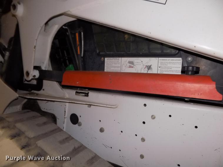 image for item DD2823 2006 Bobcat T300 skid steer