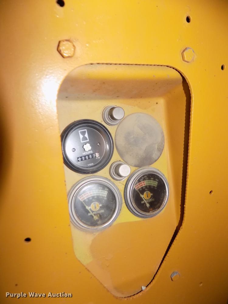 image for item DD2843 1985 Caterpillar 140G motor grader