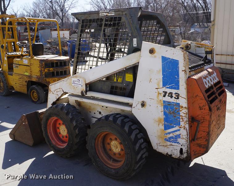image for item DE3165 Bobcat 743 skid steer