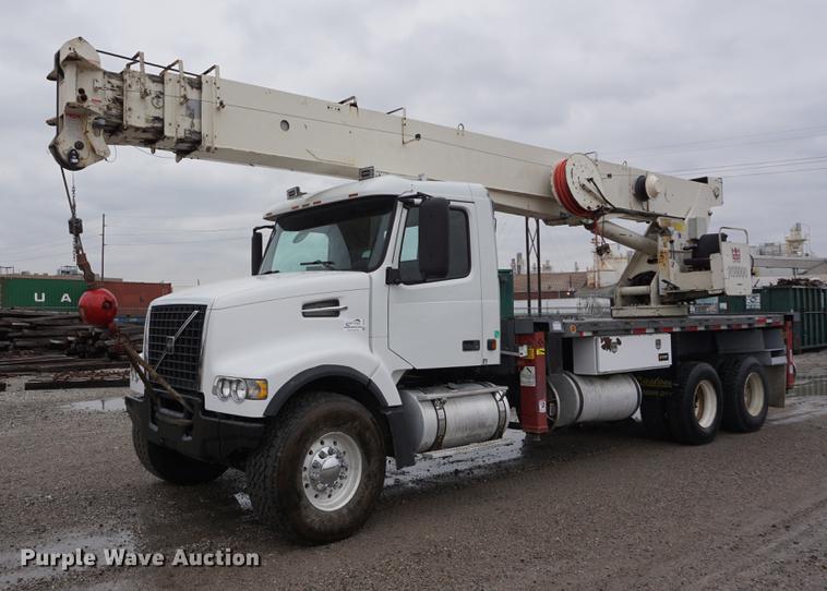 image for item DE3192 2002 Volvo VHD64F crane truck