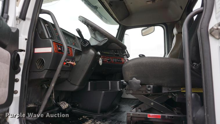 image for item DE3192 2002 Volvo VHD64F crane truck