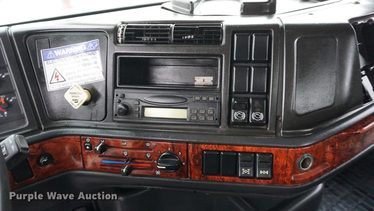 image for item DE3192 2002 Volvo VHD64F crane truck