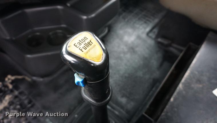 image for item DE3192 2002 Volvo VHD64F crane truck