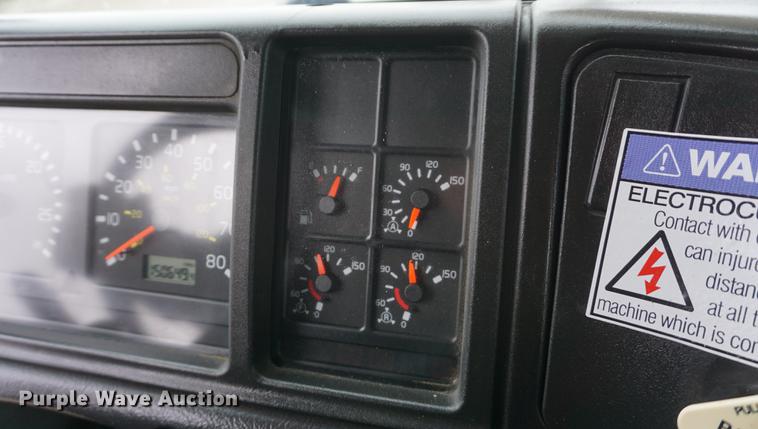 image for item DE3192 2002 Volvo VHD64F crane truck