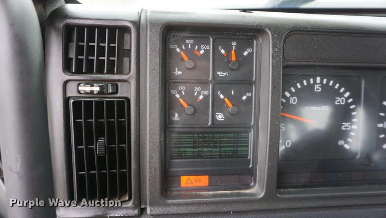 image for item DE3192 2002 Volvo VHD64F crane truck