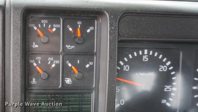 image for item DE3192 2002 Volvo VHD64F crane truck