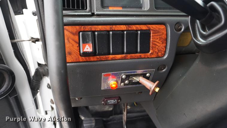 image for item DE3192 2002 Volvo VHD64F crane truck