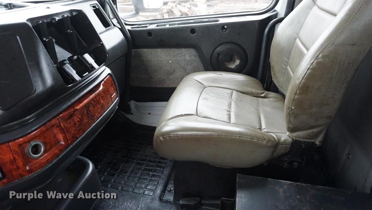 image for item DE3192 2002 Volvo VHD64F crane truck