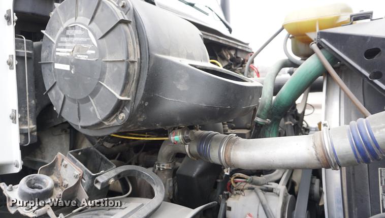 image for item DE3192 2002 Volvo VHD64F crane truck