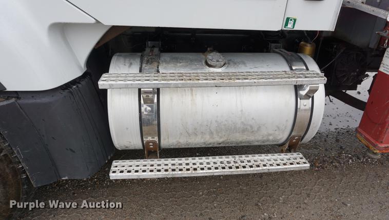 image for item DE3192 2002 Volvo VHD64F crane truck