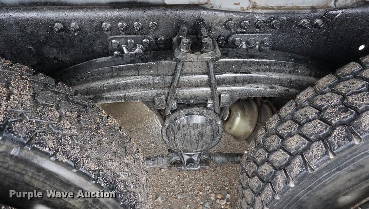 image for item DE3192 2002 Volvo VHD64F crane truck