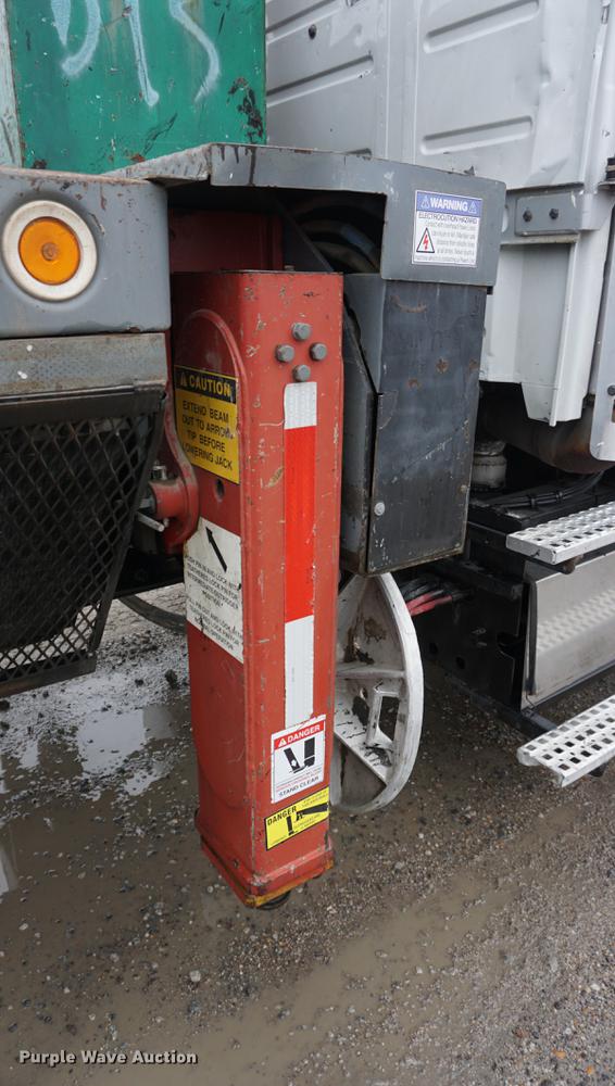 image for item DE3192 2002 Volvo VHD64F crane truck