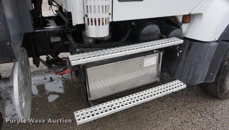 image for item DE3192 2002 Volvo VHD64F crane truck