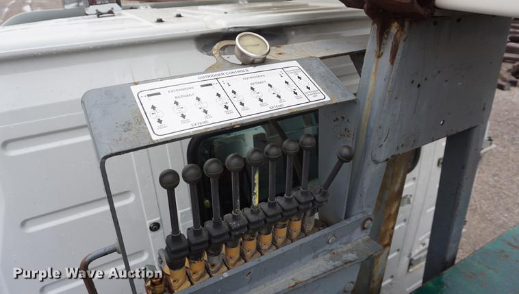 image for item DE3192 2002 Volvo VHD64F crane truck