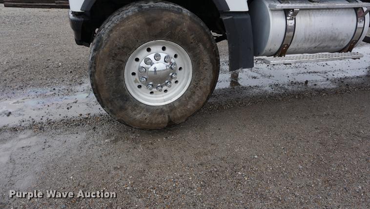 image for item DE3192 2002 Volvo VHD64F crane truck