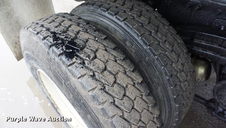 image for item DE3192 2002 Volvo VHD64F crane truck