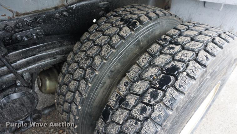 image for item DE3192 2002 Volvo VHD64F crane truck