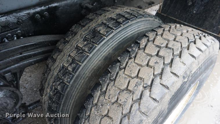 image for item DE3192 2002 Volvo VHD64F crane truck