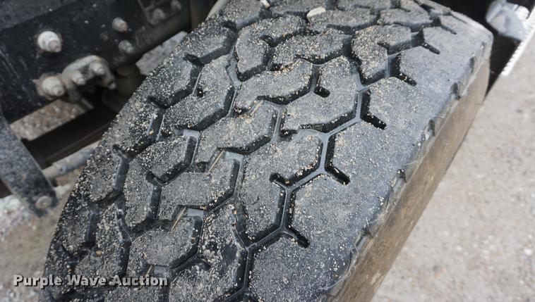 image for item DE3192 2002 Volvo VHD64F crane truck