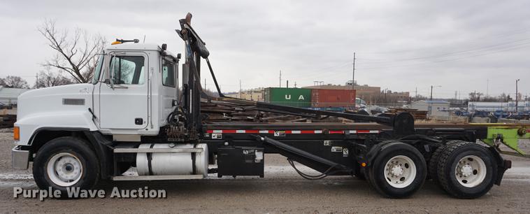 image for item DE3195 1999 Mack CH613 roll-off container truck