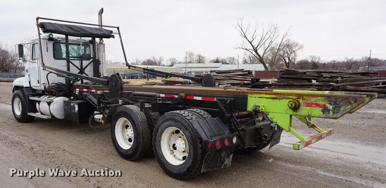 image for item DE3195 1999 Mack CH613 roll-off container truck