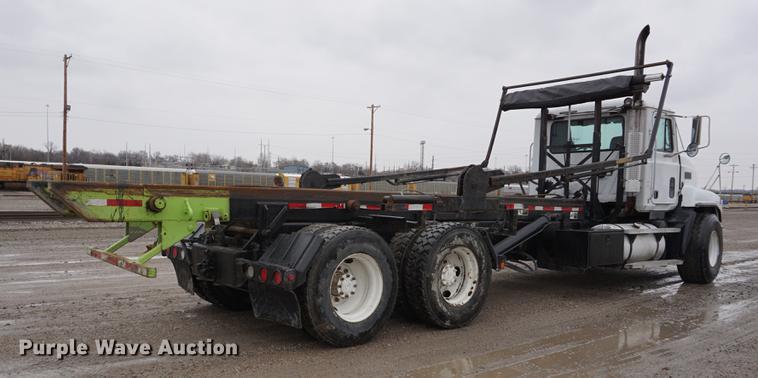 image for item DE3195 1999 Mack CH613 roll-off container truck