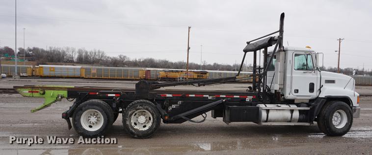 image for item DE3195 1999 Mack CH613 roll-off container truck