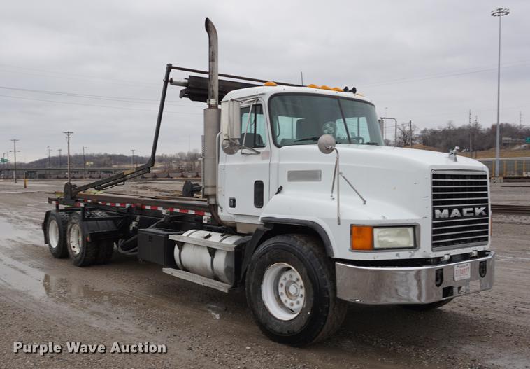 image for item DE3195 1999 Mack CH613 roll-off container truck