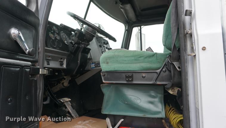 image for item DE3195 1999 Mack CH613 roll-off container truck