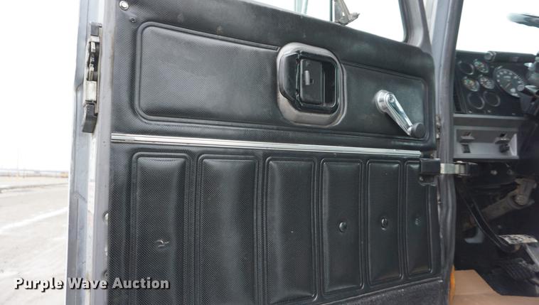 image for item DE3195 1999 Mack CH613 roll-off container truck