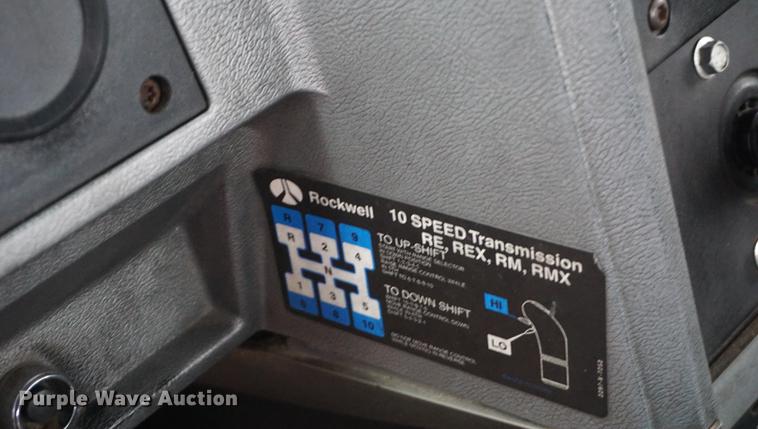 image for item DE3195 1999 Mack CH613 roll-off container truck