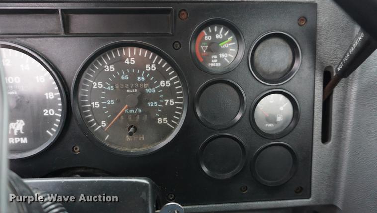 image for item DE3195 1999 Mack CH613 roll-off container truck