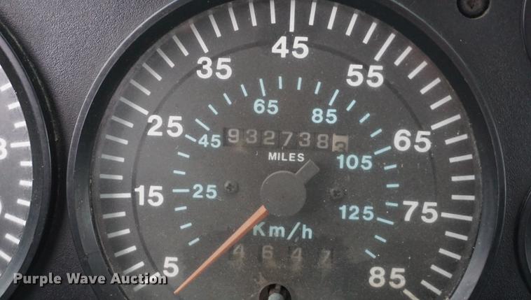 image for item DE3195 1999 Mack CH613 roll-off container truck