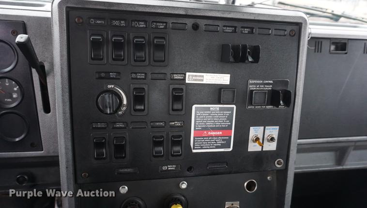 image for item DE3195 1999 Mack CH613 roll-off container truck